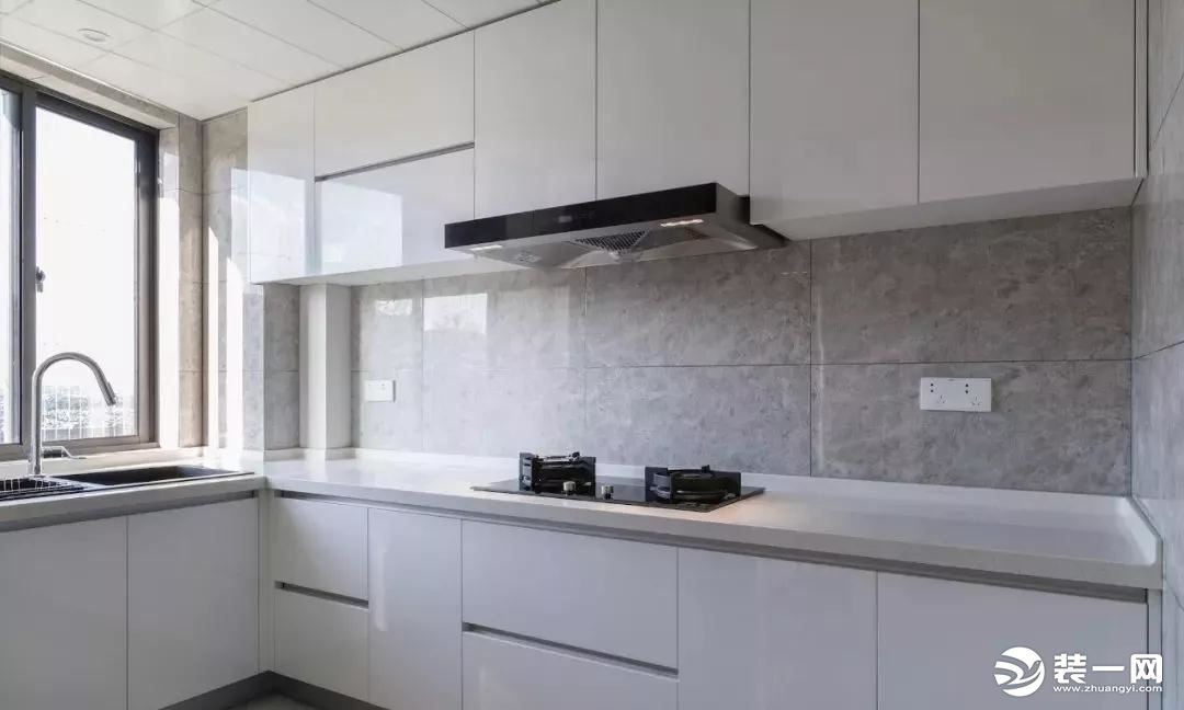 厨房通铺灰色系仿石瓷砖,搭配白色烤漆橱柜门片,简洁干净.