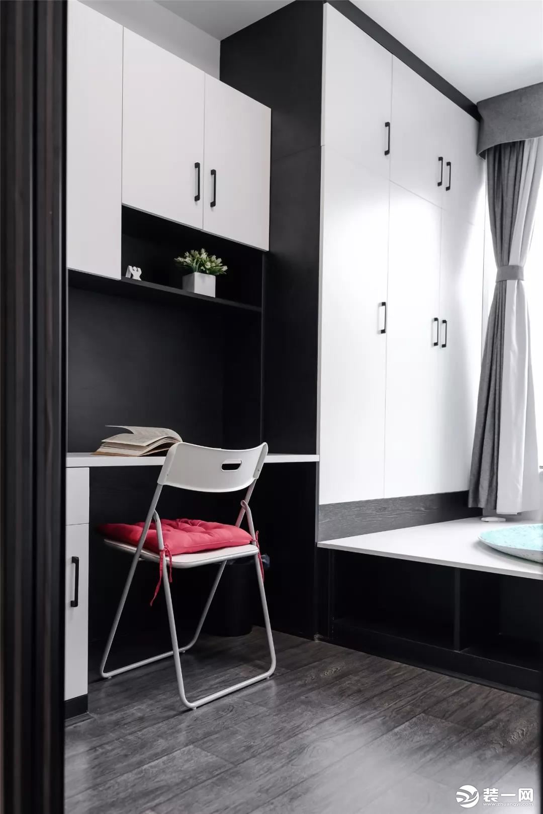 次卧深灰色的木地板,搭配黑白配的定制书桌,衣柜 榻榻米床,简洁优雅